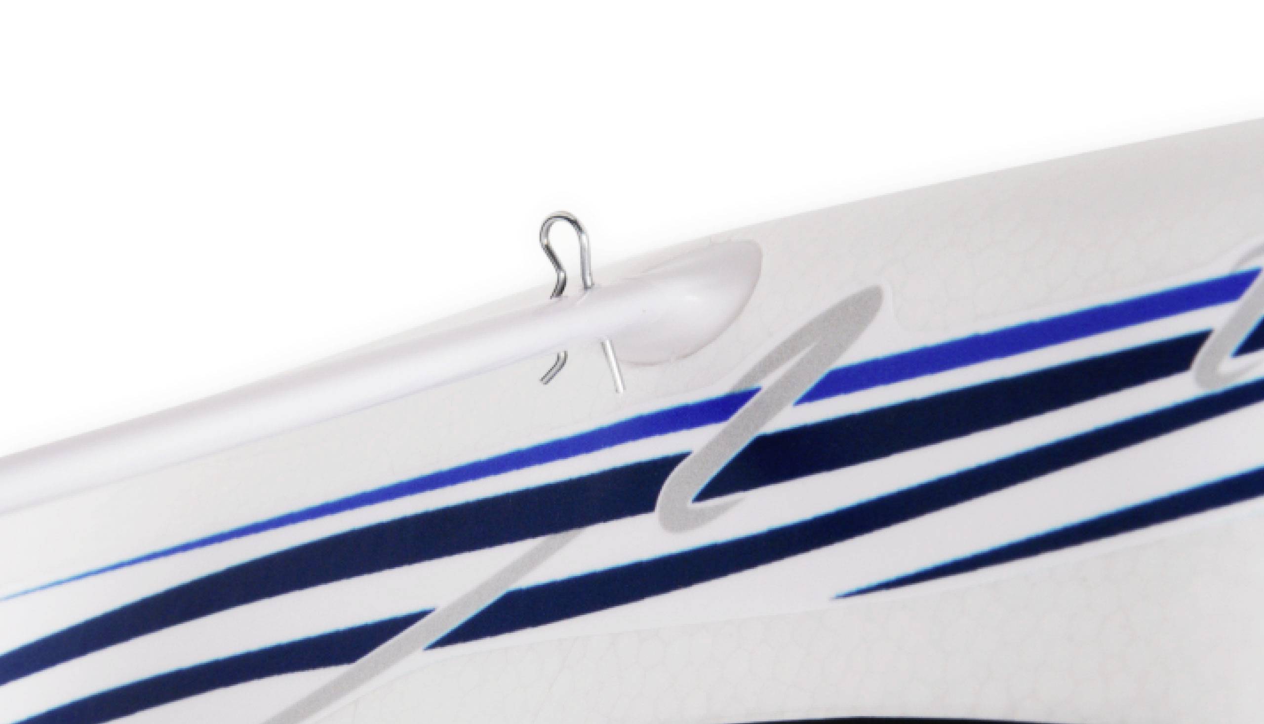 Fragment kadłuba łodzi z niebiesko-białymi paskami i srebrnym hakiem.