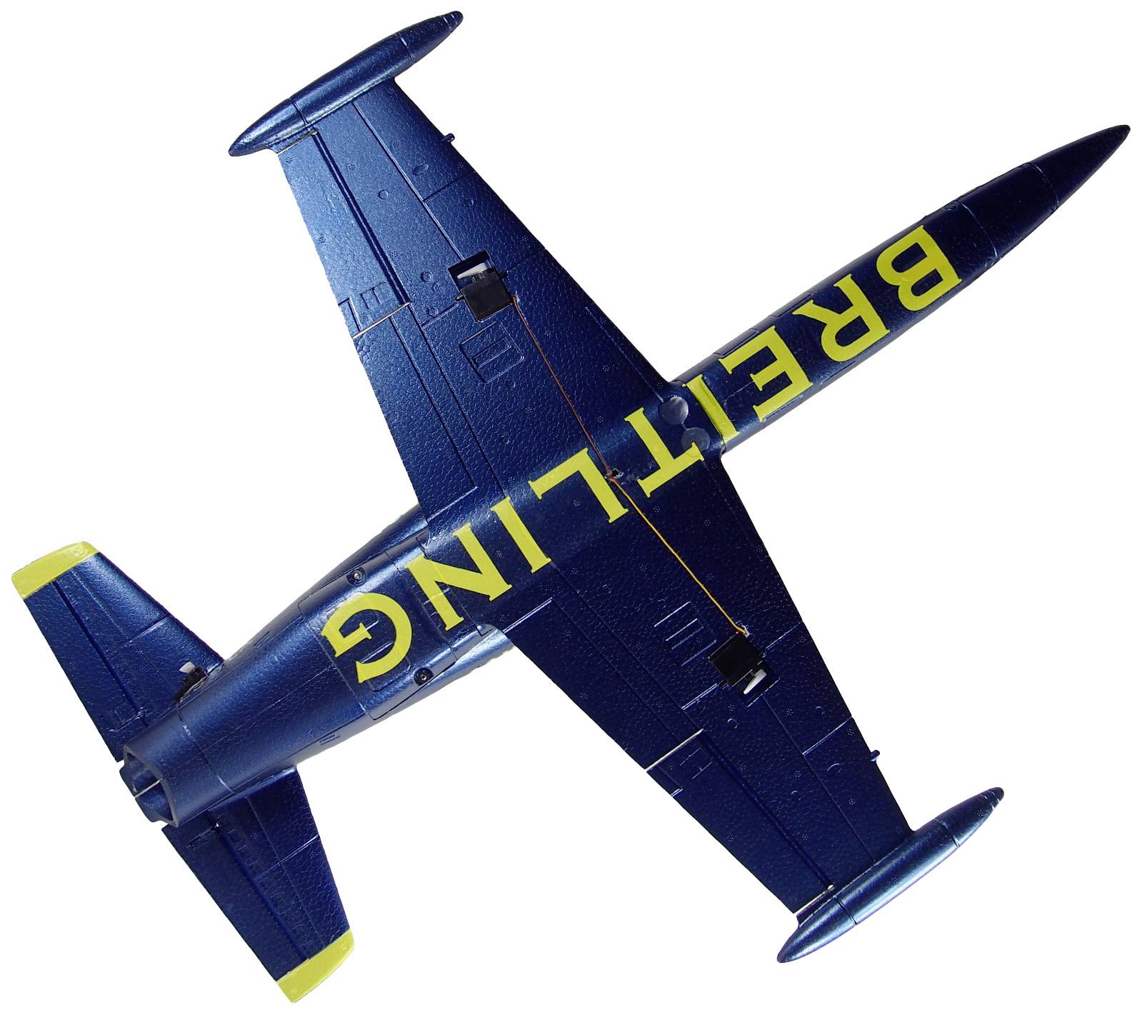 Niebieskie modelarskie samolot widziany z góry, z żółtym napisem 'BREITLING' na kadłubie.
