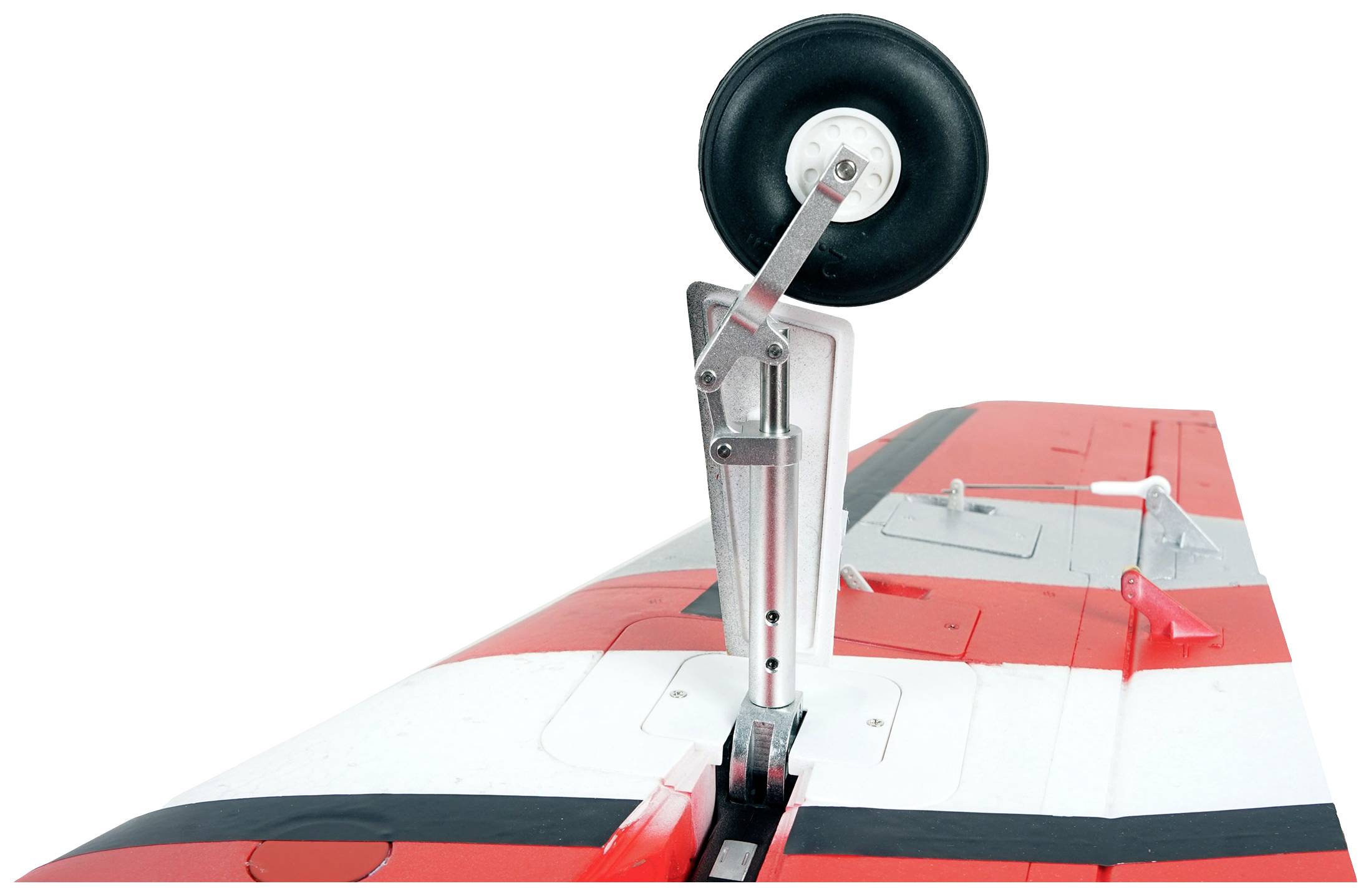 Podwozie modelu samolotu wystaje z płaszczyzny skrzydła. Malatura jest w kolorach czerwono-biało-czarnych.