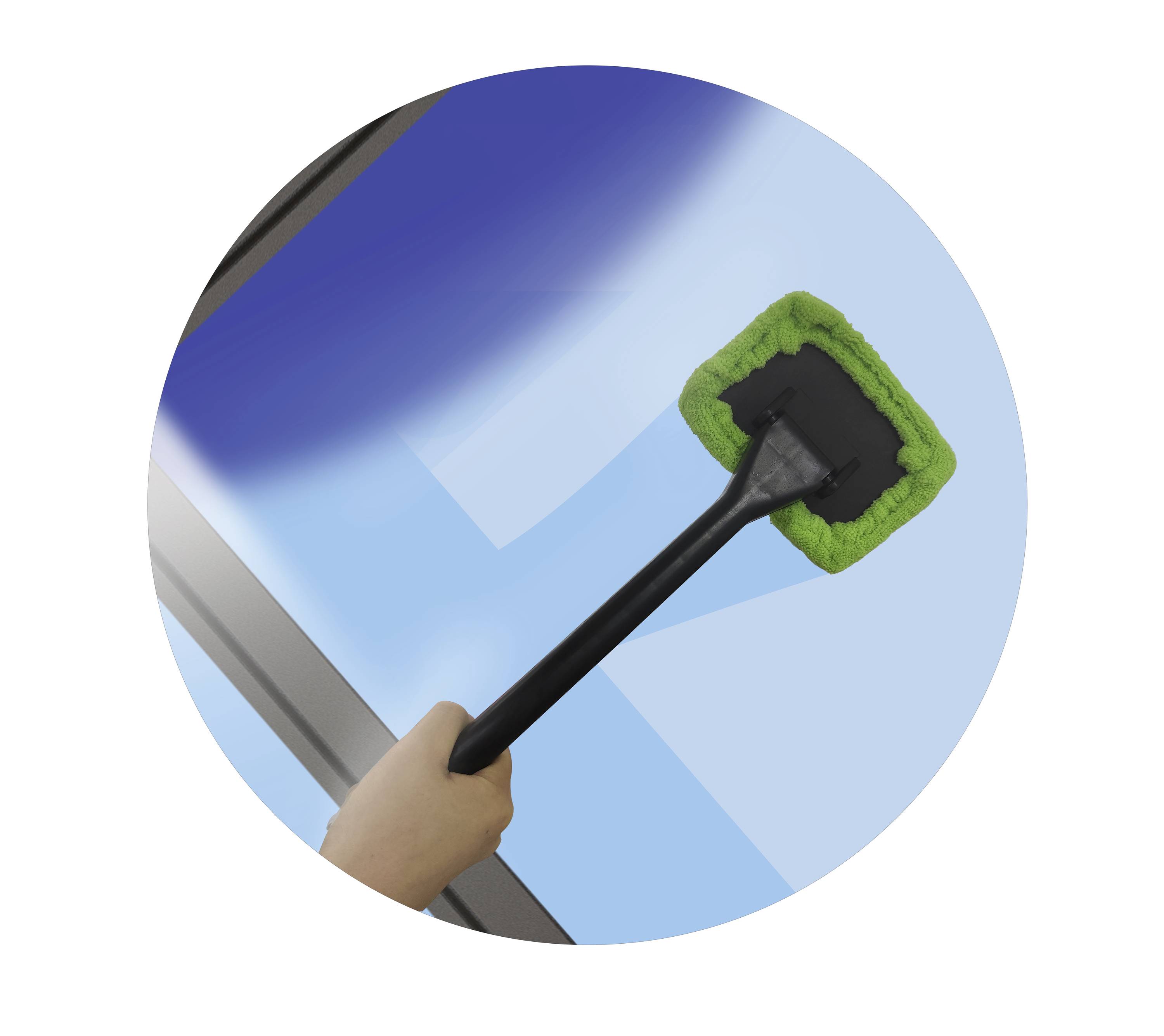 Dłoń czyści okno zielonym mopem, w tle błękitne niebo.