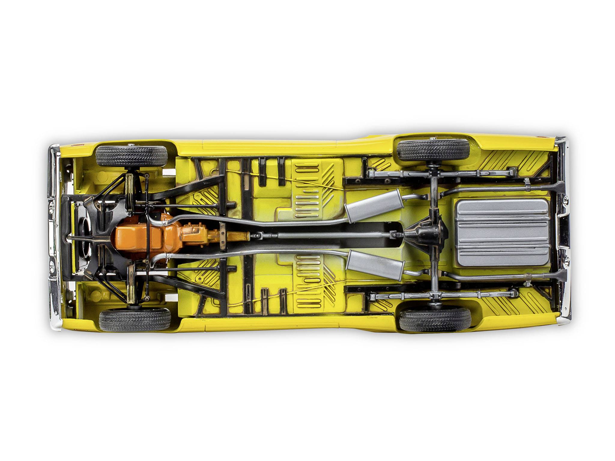 Widok spodu żółtego samochodu, ukazujący zawieszenie, koła oraz układ wydechowy. Szczegóły konstrukcyjne i komponenty dobrze widoczne.
