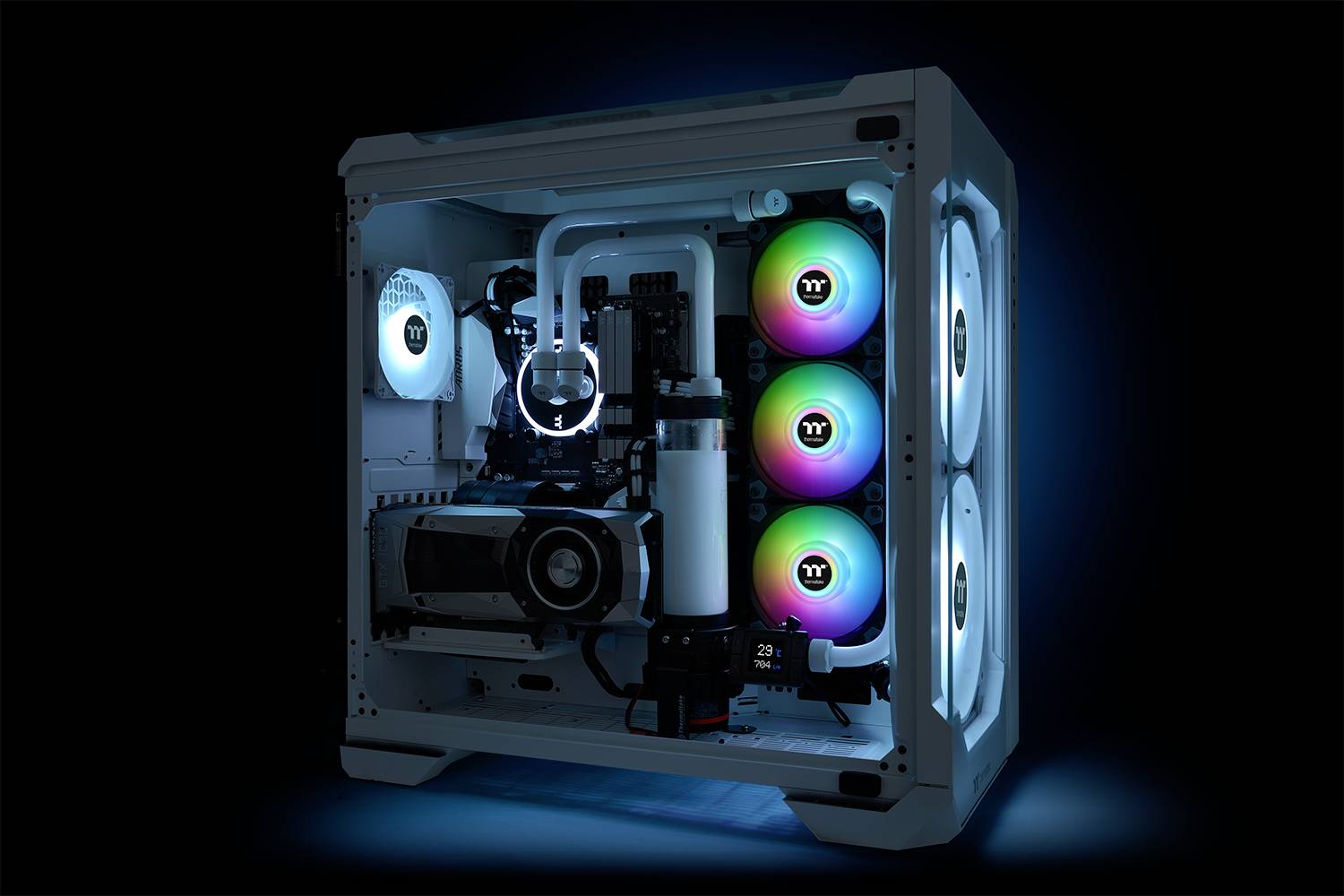 Komputer do gier z przezroczystą obudową prezentuje system chłodzenia wodnego oraz kolorowe podświetlenie RGB elementów wentylatorów.