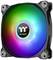 Wentylator komputerowy świeci w różnych kolorach, głównie zielonym, niebieskim i czerwonym. Pośrodku znajduje się logo.
