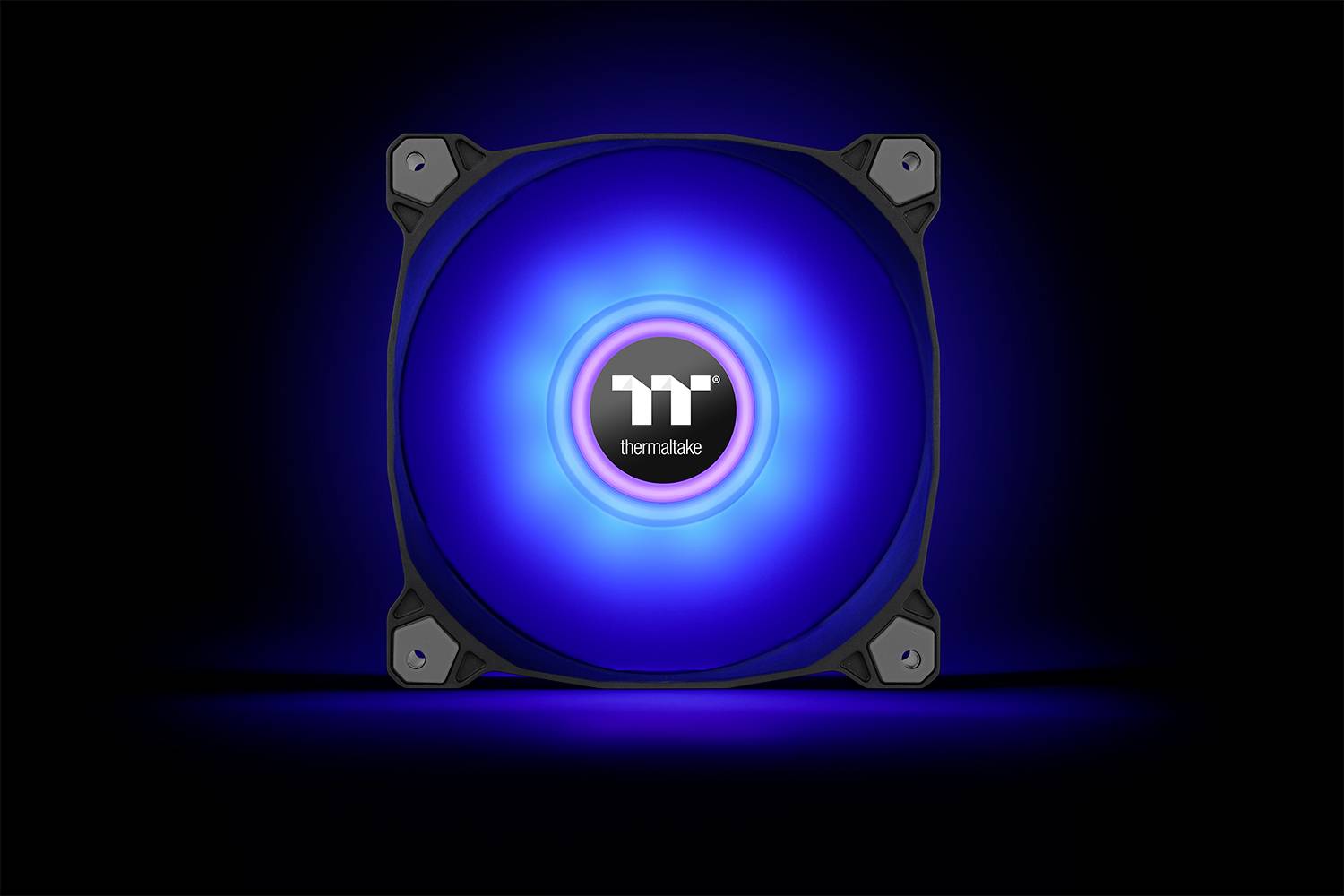 Świecący wentylator komputerowy z niebieskim podświetleniem i centralnie umieszczonym logo na ciemnym tle.