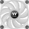 Biały wentylator firmy Thermaltake z centralnym logo. Wentylator posiada dziewięć łopatek i jest przeznaczony do obudów komputerowych.