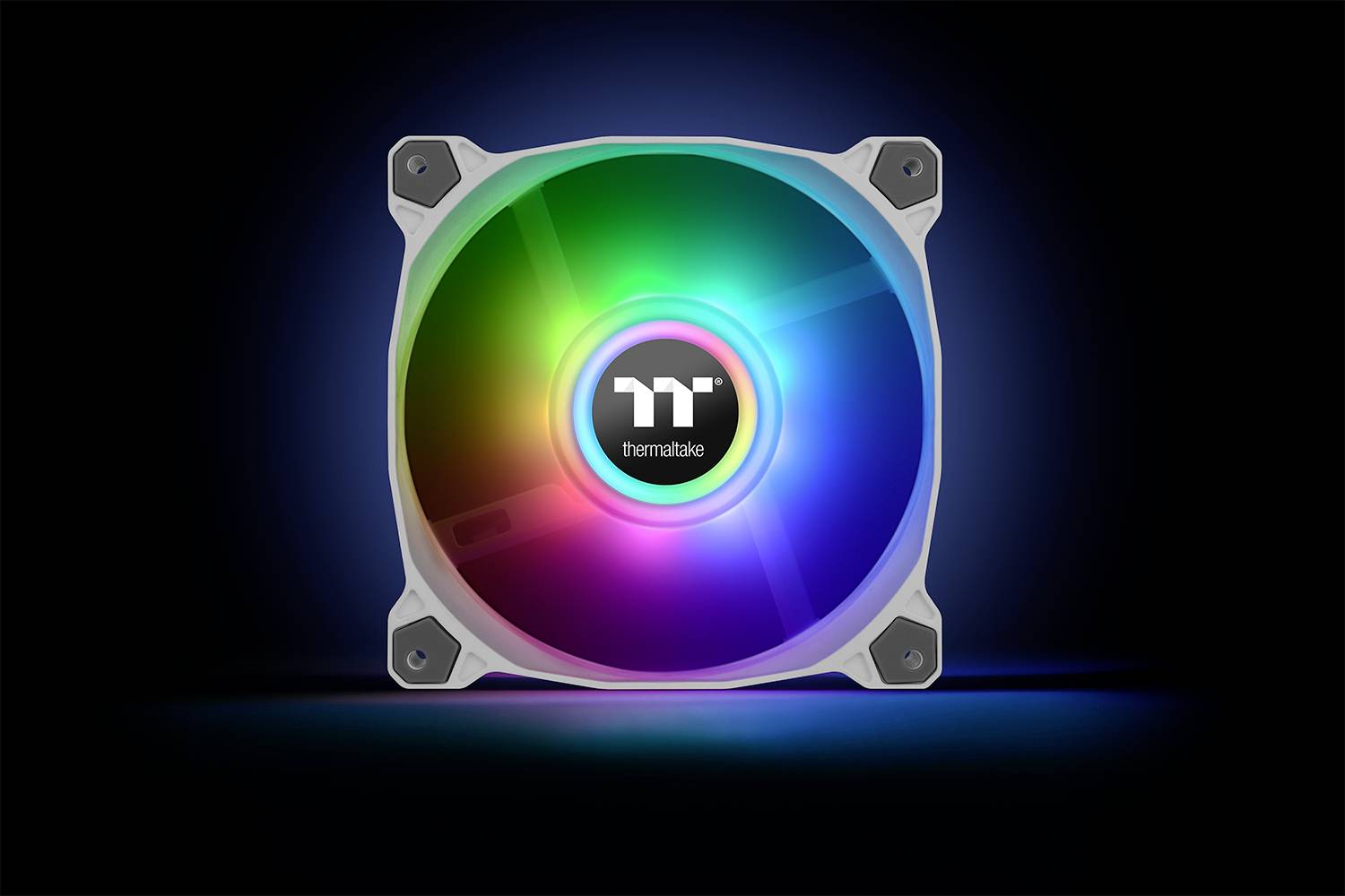 Świecący wentylator komputerowy z diodami LED w kolorach tęczy na czarnym tle, z logo 'Thermaltake' wyświetlonym pośrodku.