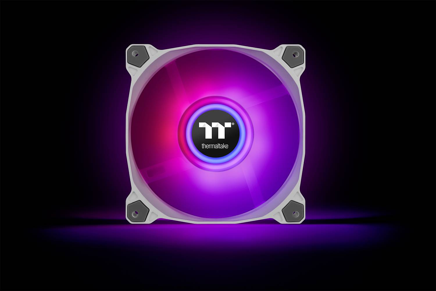 Wentylator z podświetleniem RGB w kolorach fioletowym i czerwonym, wycentrowany na czarnym tle, z logo marki 'Thermaltake' pośrodku.