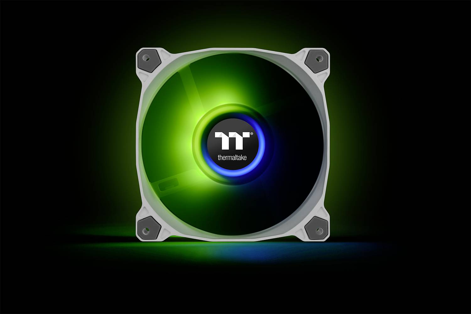 Świecący wentylator komputerowy marki Thermaltake w kolorach zielonym i niebieskim. Kwadratowy design z zaokrąglonymi narożnikami, w centrum logo.