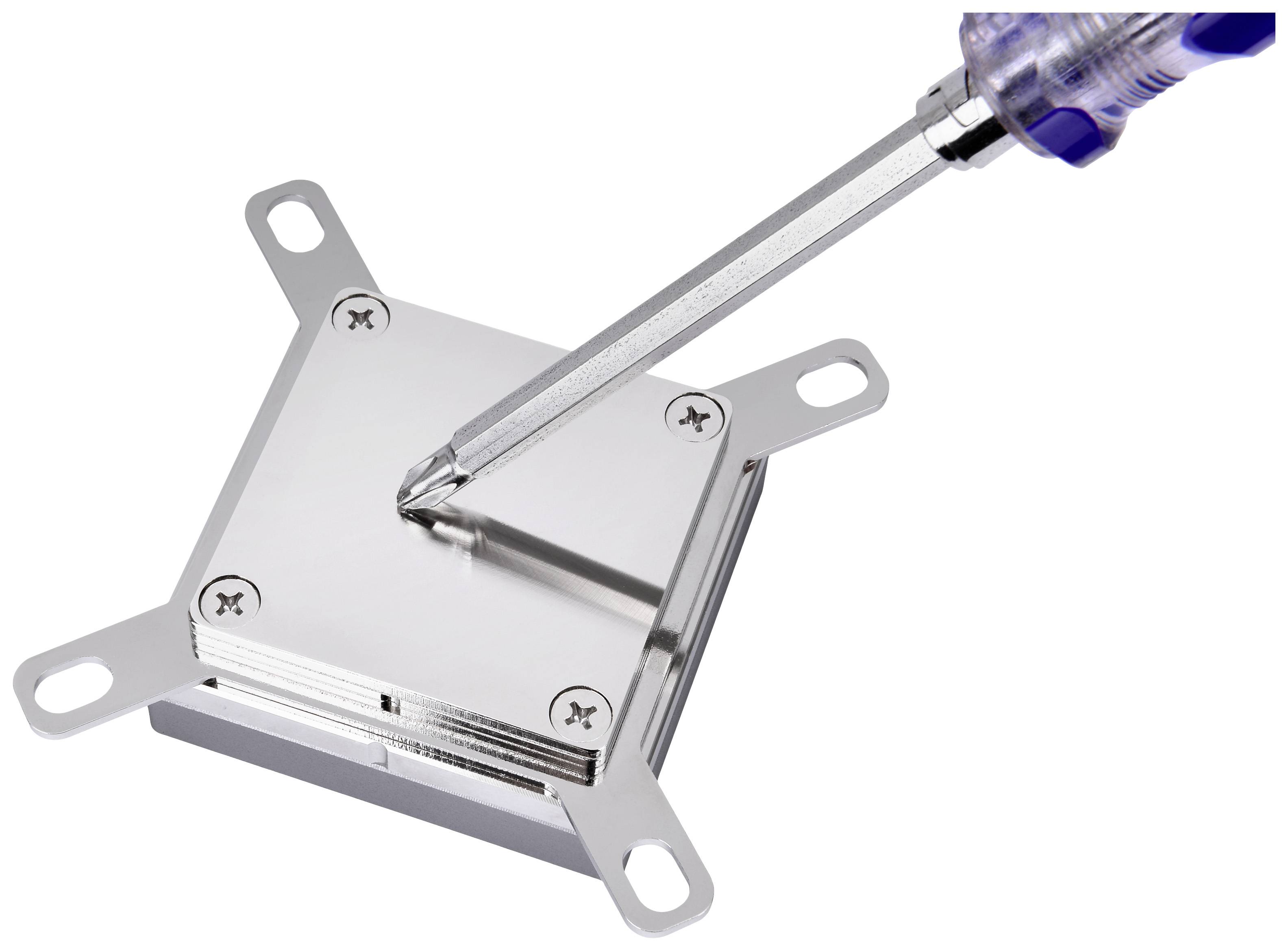 Śrubokręt dokręca śrubę na metalowym radiatorze, prezentującym podzespół komputerowy.