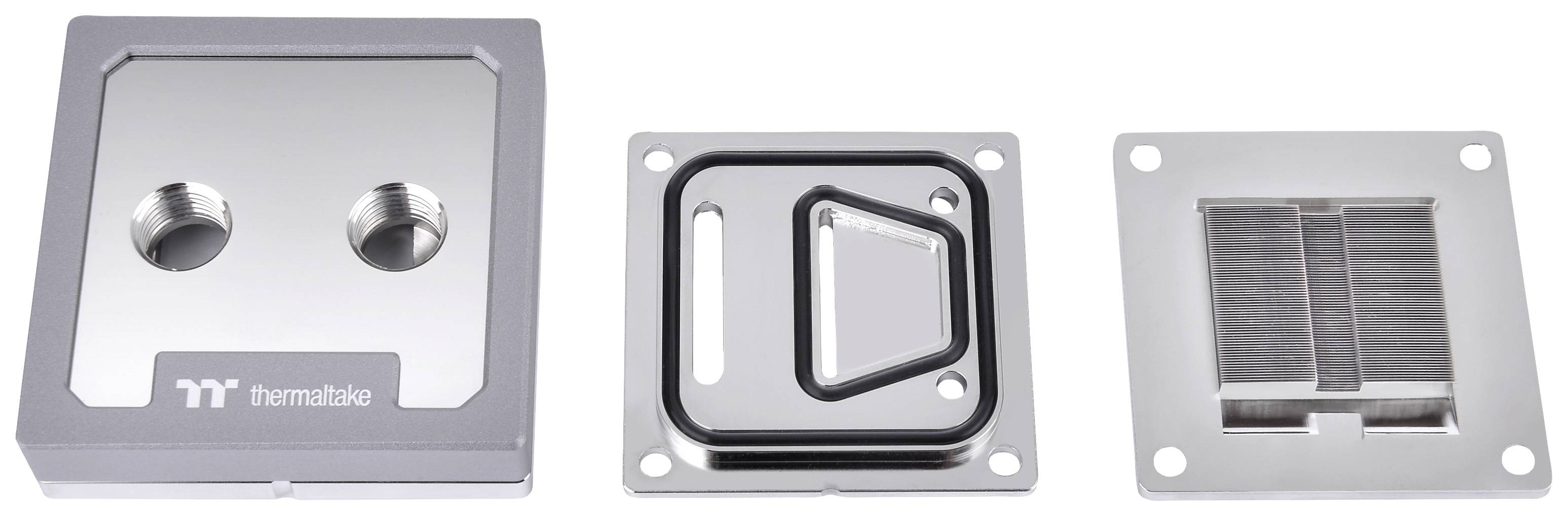 Trzy elementy metalowego bloku chłodzenia procesora CPU, od lewej: górna pokrywa z dwoma przyłączami, element środkowy, podstawa z żeberkami chłodzącymi.