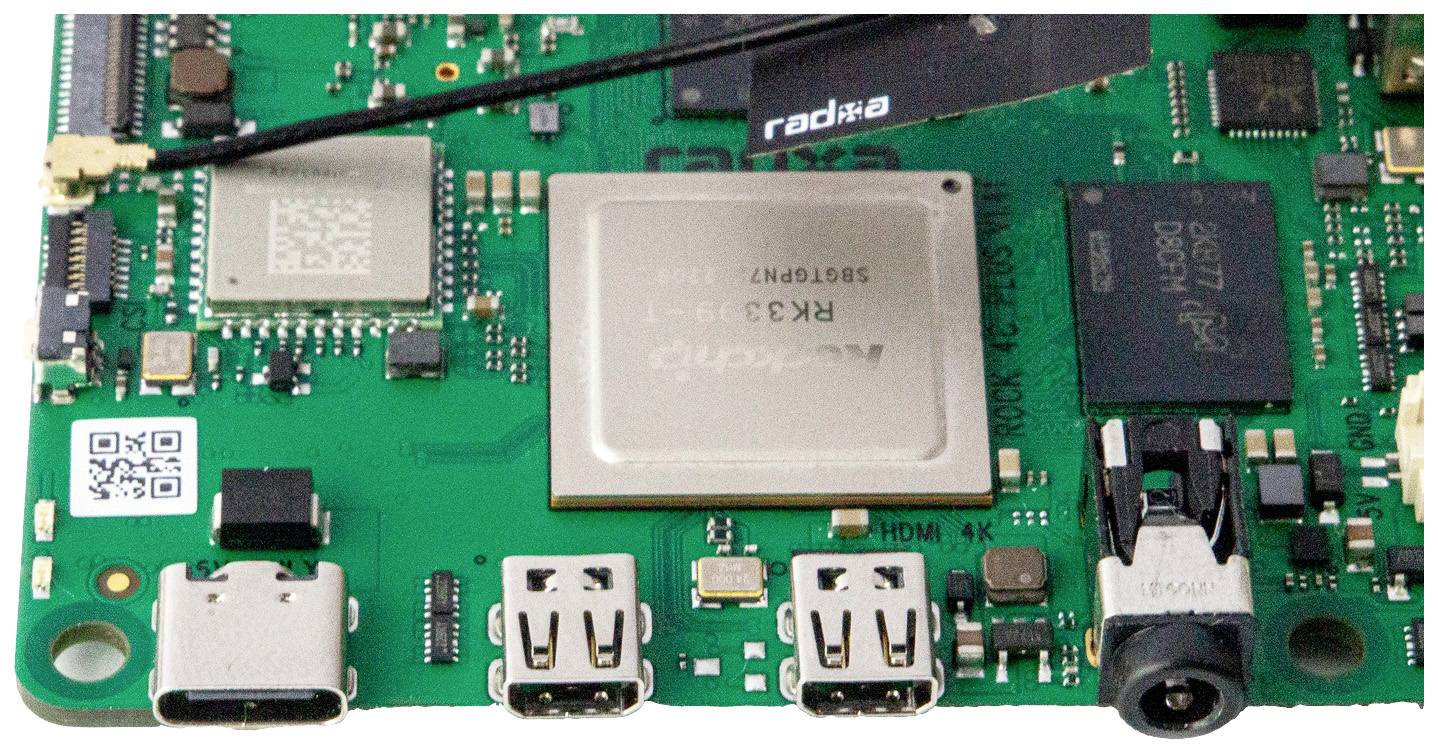 Zbliżenie zielonej płytki drukowanej z elektronicznymi elementami, takimi jak chipy, złącza i oznaczenia. Kluczowy element dla zastosowań technologicznych.