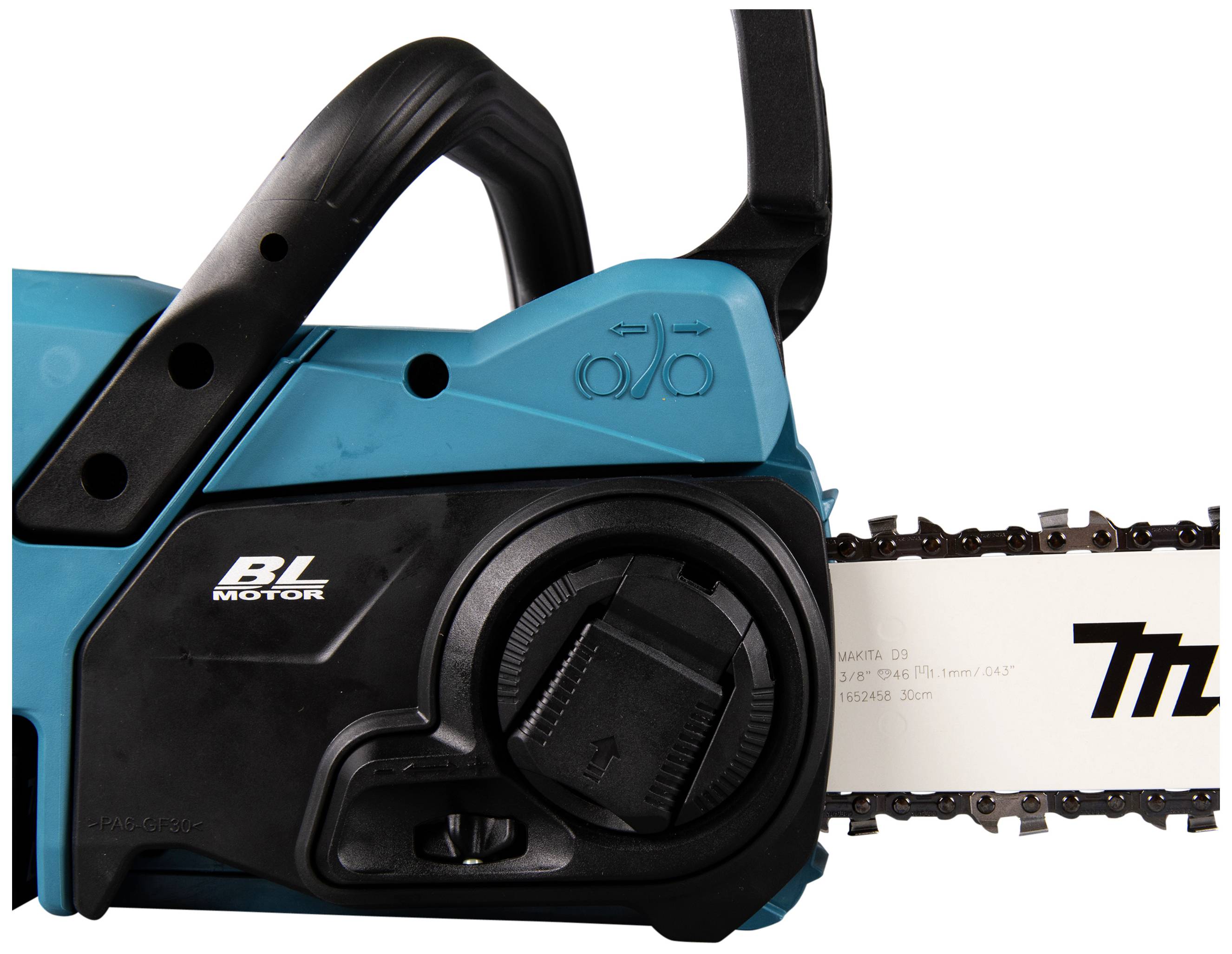 Zbliżenie łańcucha piły łańcuchowej z niebieską osłoną i czarnym uchwytem. Wyraźnie widoczny jest napis 'BL Motor' oraz oznaczenia na ogniwie napędowym.
