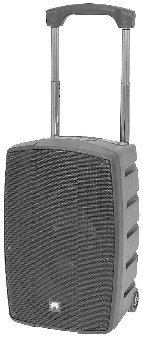 Przenośny głośnik z kółkami i wysuwaną rączką, przypominający walizkę na kółkach.
