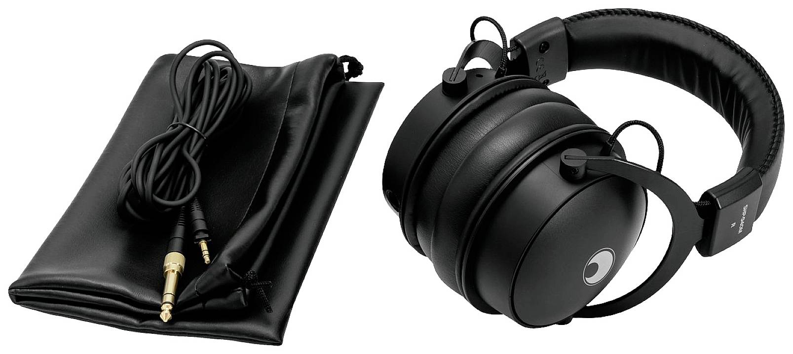 Czarne słuchawki nauszne obok złożonego kabla i czarnej torby na białym tle.