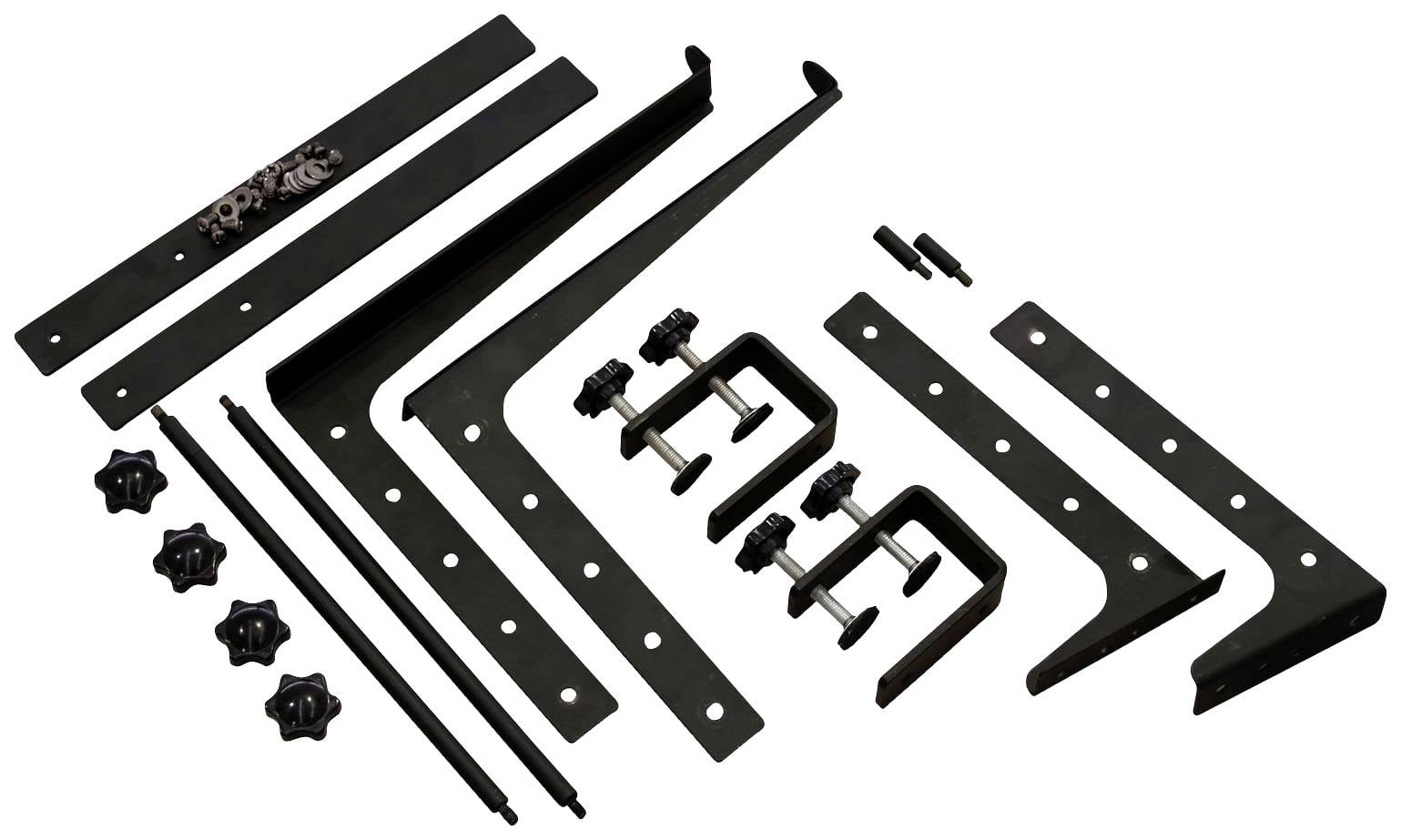 Różne czarne metalowe elementy i osprzęt mocujący, w tym zaciski i pręty, rozłożone na białym tle.