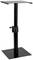 Czarny stojak na głośniki z regulowaną wysokością i kwadratową podstawą, odpowiedni do ustawiania głośników w studiach.