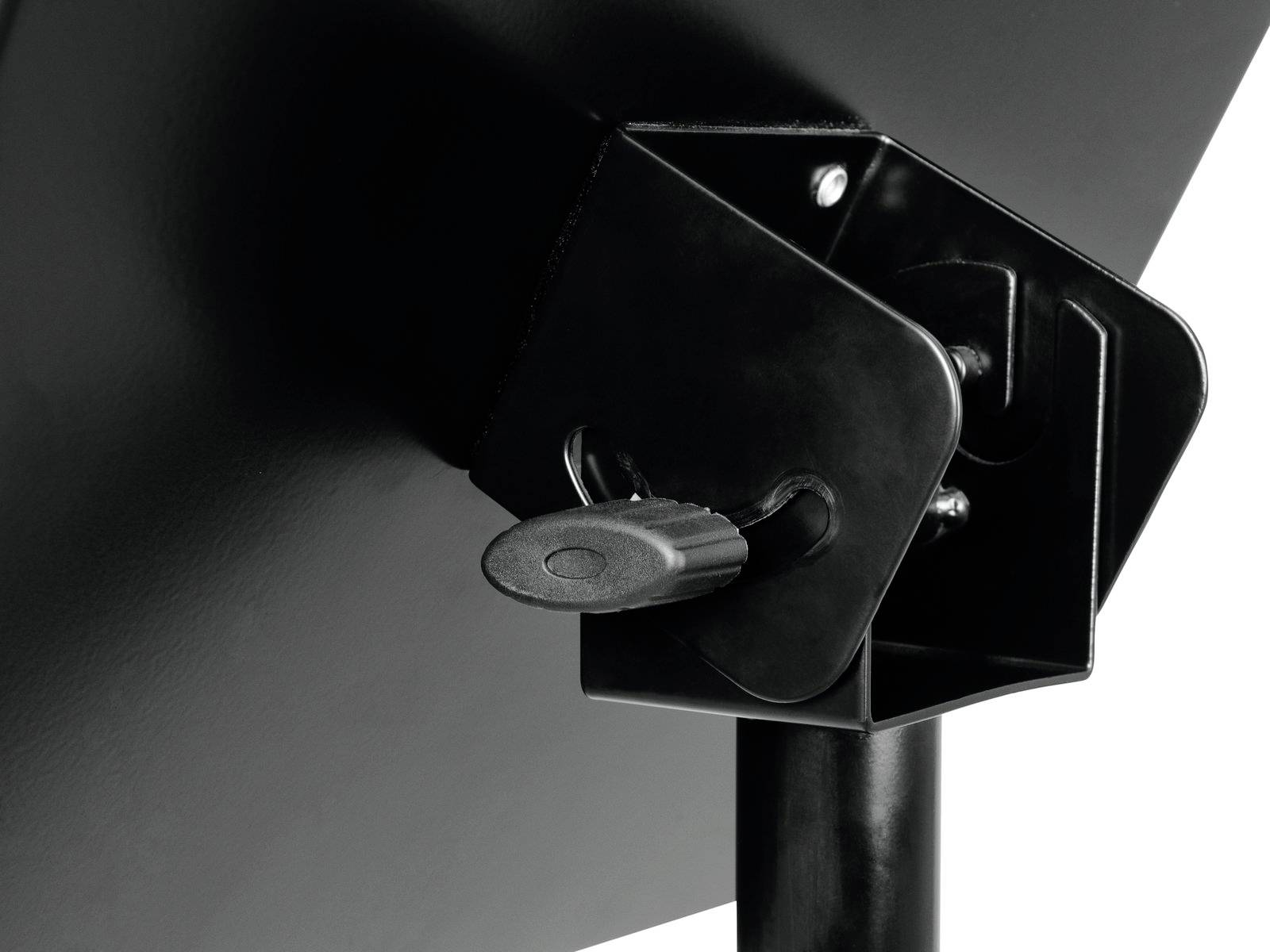 Zbliżenie czarnego mechanizmu śrubowego na statywie lub urządzeniu mocującym, z widocznym uchwytem do dokręcania lub zwalniania.