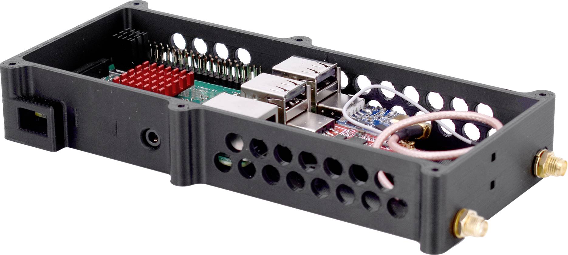 Obudowa z odkrytą konstrukcją przedstawiająca miniaturowy komputer z widocznymi złączami USB, otoczona kablami, ukazuje wewnętrzną strukturę Raspberry Pi.