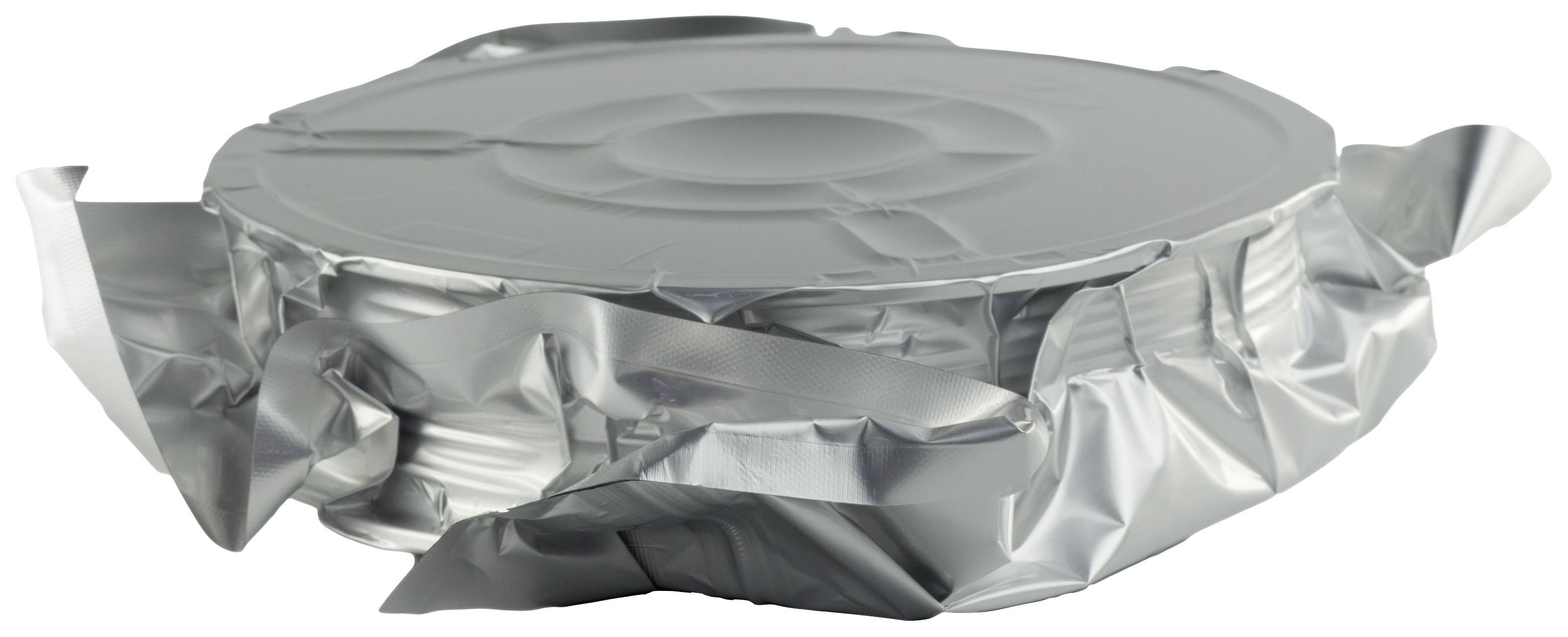 Folia aluminiowa w kształcie koła, luźno owinięta wokół obiektu, ujawnia lśniącą teksturę.