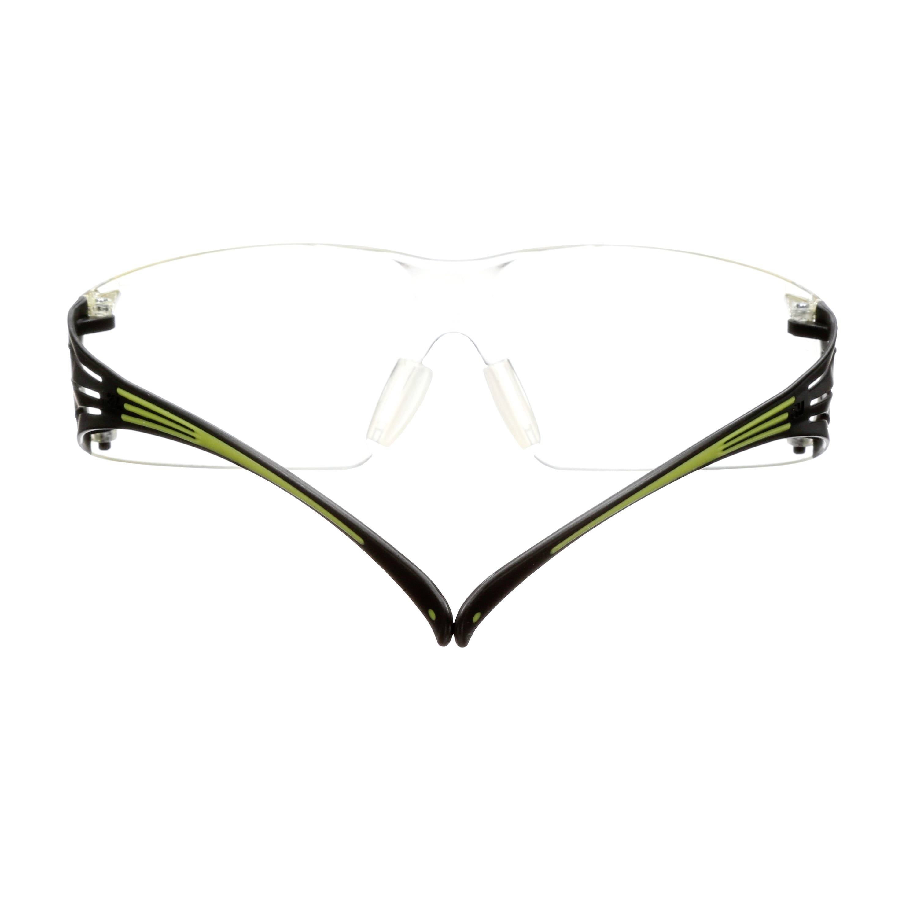 Nowoczesne okulary ochronne z przezroczystymi szkłami i transparentną oprawką są pokazane z przodu. Odpowiednie do stosowania podczas pracy.