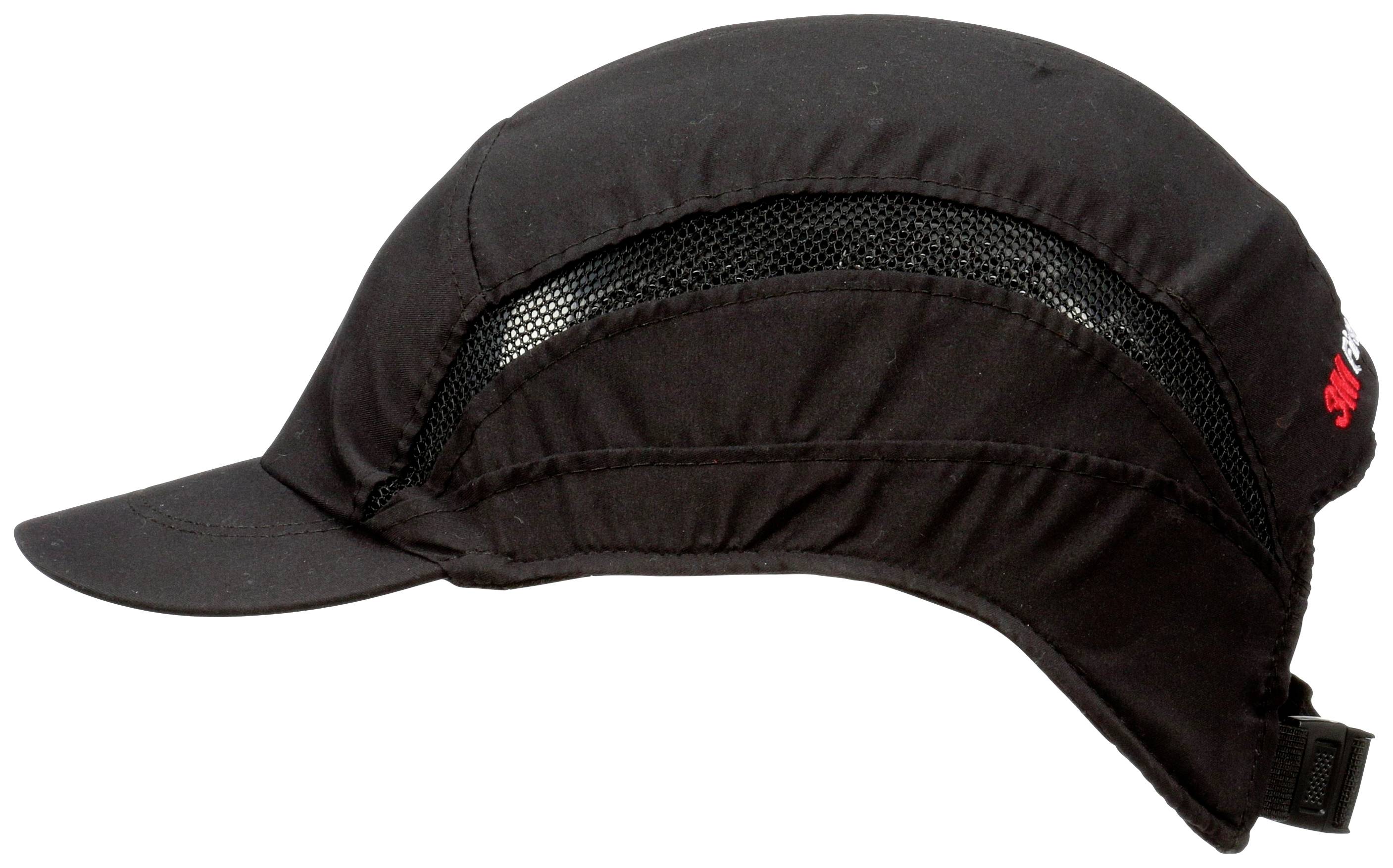 Czarna czapka z siatką wentylacyjną i małym daszkiem, widziana z boku.