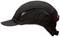 Czarna czapka z siatką wentylacyjną i małym daszkiem, widziana z boku.