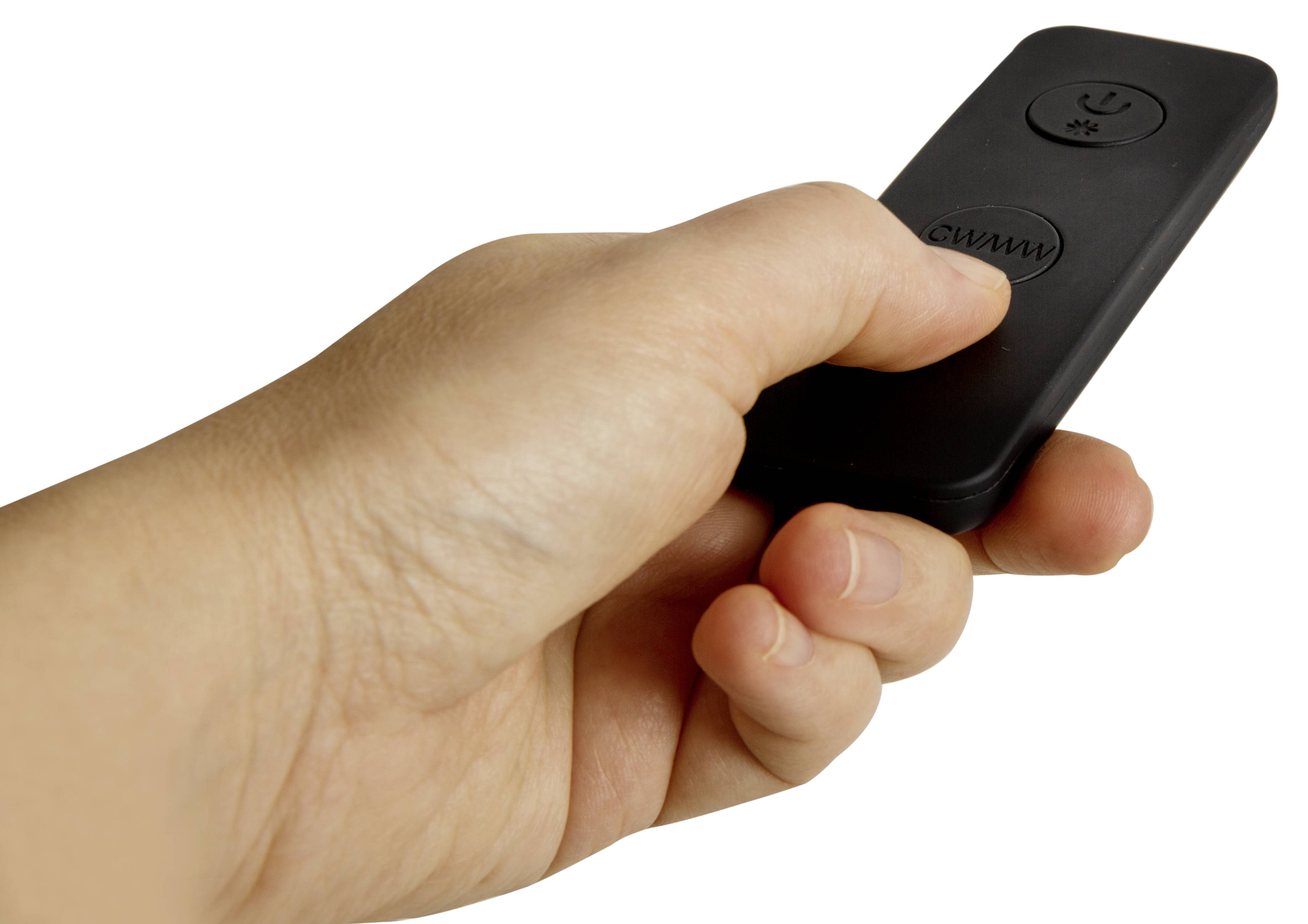 Dłoń trzyma czarny pilot zdalnego sterowania z dwoma widocznymi przyciskami, jeden z nich oznaczony symbolem włącznika sieciowego.