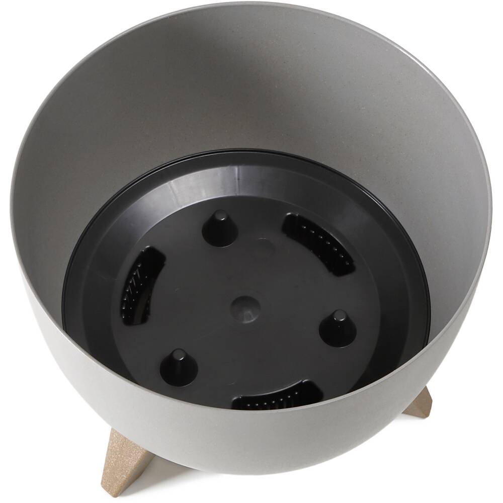 Szary, okrągły doniczka z drewnianymi nogami i czarną wkładką wewnątrz.