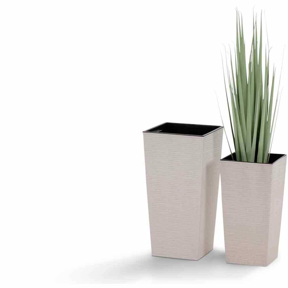 Dwa wysokie, proste doniczki, jedna z zieloną rośliną, na białym tle. Odpowiednie do nowoczesnych wnętrz.