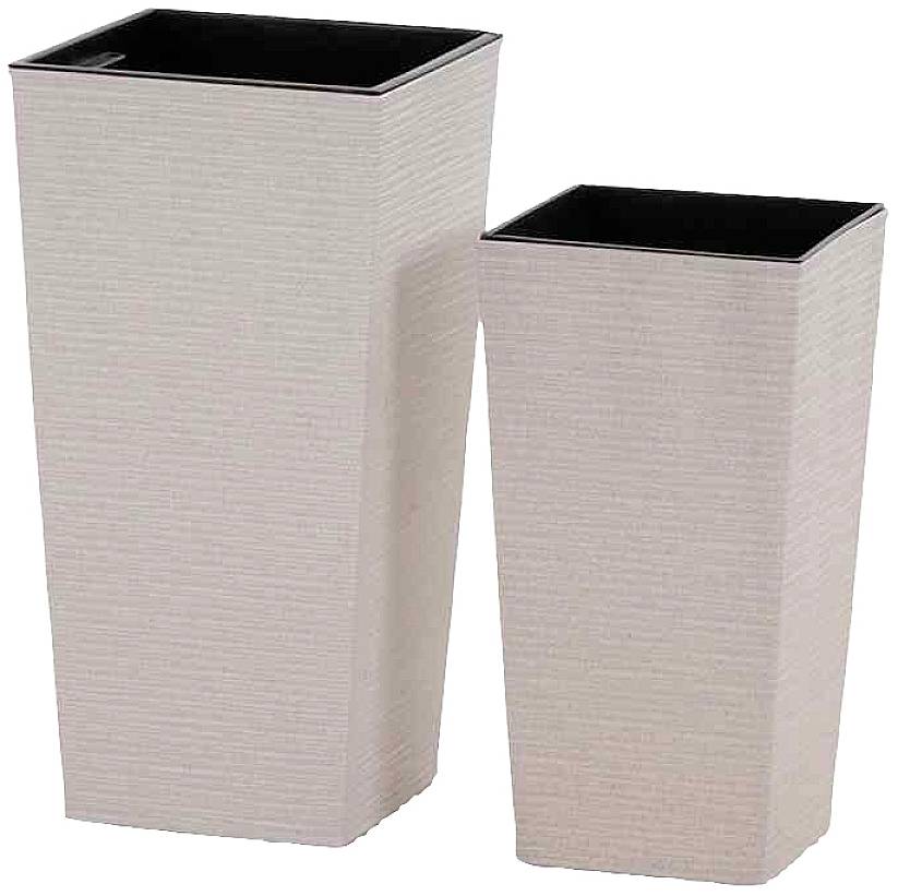 Dwa duże, prostokątne, beżowe doniczki ze identycznym wzorem stojące obok siebie.