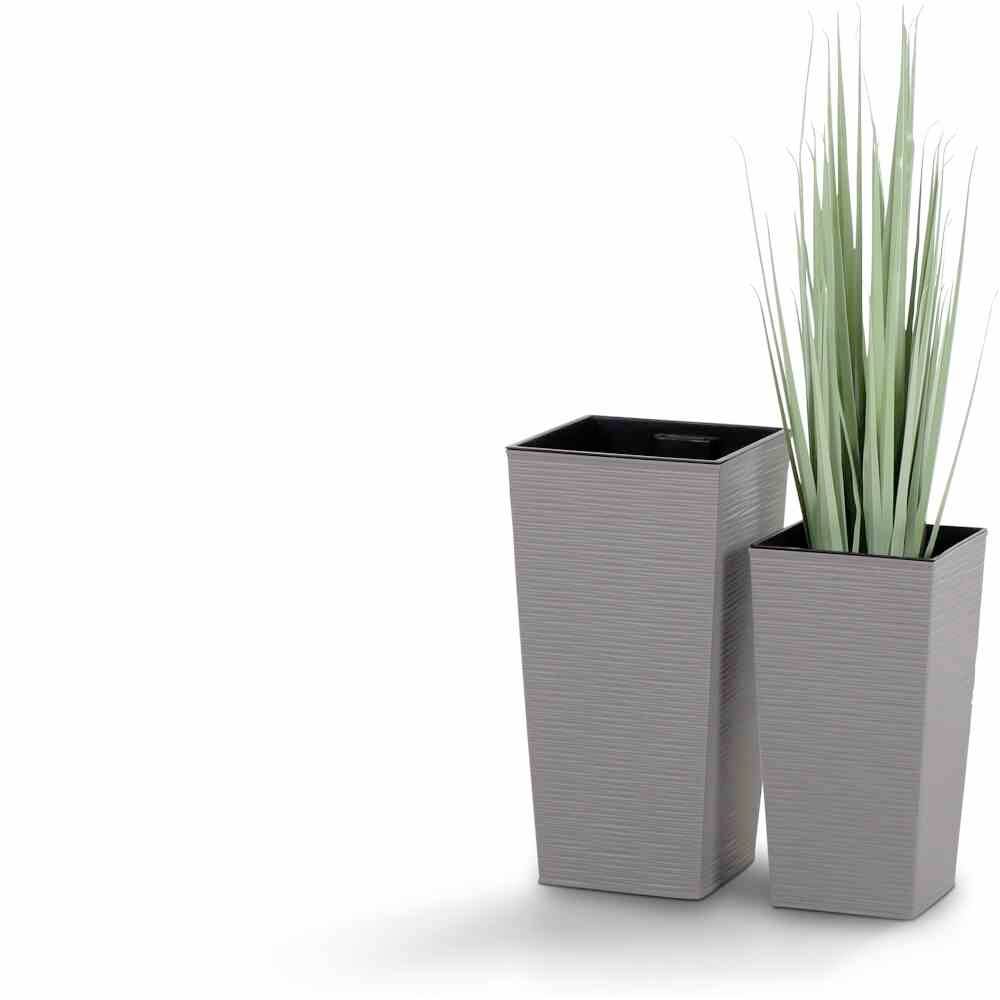 Dwa wysokie, kwadratowe donice z zieloną rośliną ozdobną. Nowoczesny design, szary kolor.