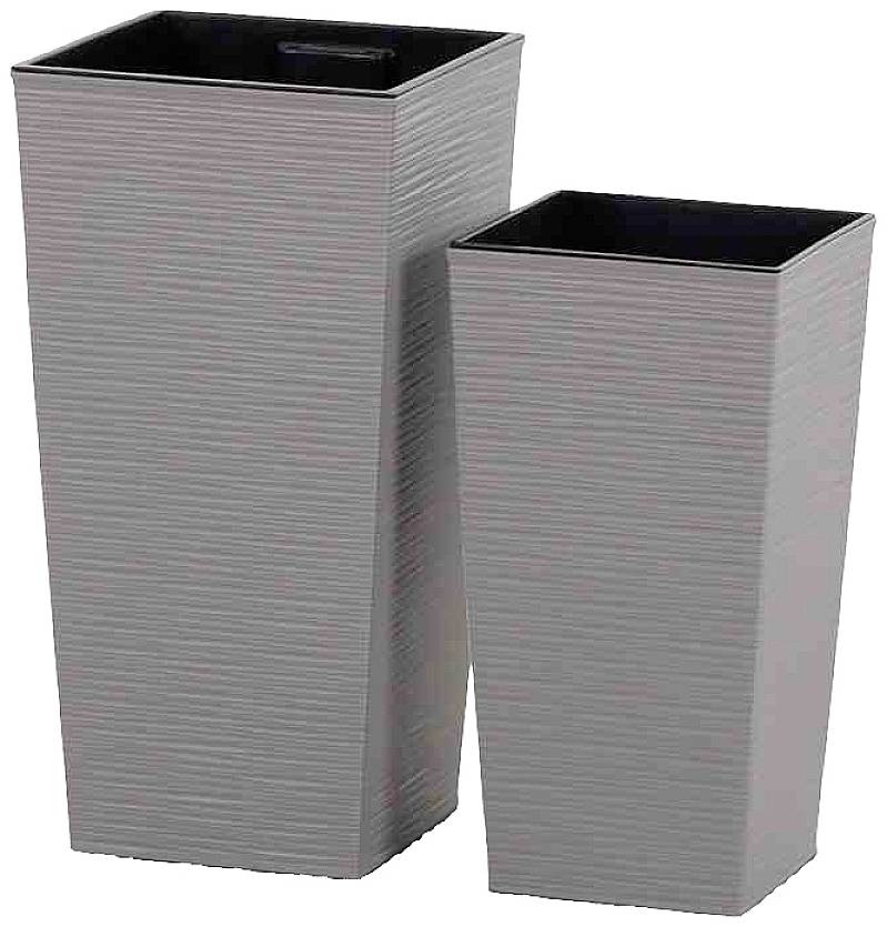 Dwa wysokie, prostokątne donice z tworzywa sztucznego w kolorze szarym z wyżłobianym wzorem. Lewa donica jest nieco większa od prawej.