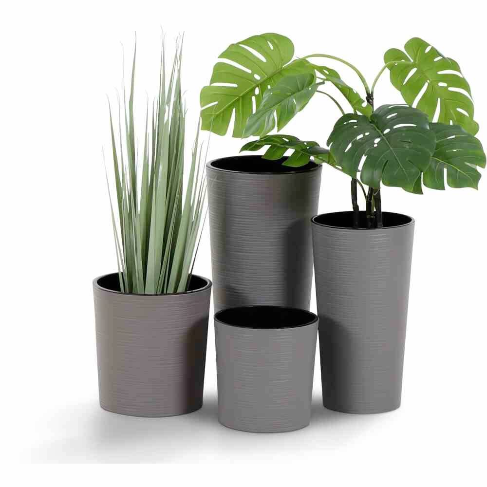 Cztery szare doniczki w różnych rozmiarach, dwie z zielonymi roślinami doniczkowymi, na białym tle.