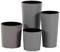 Cztery donice w różnych rozmiarach, dwie w jasnym szarym kolorze, dwie w ciemnym szarym, wszystkie o lekko prążkowanej powierzchni.