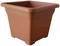 Kwadratowa, terakotowa doniczka z zaokrąglonymi krawędziami, odpowiednia do ogrodów wewnętrznych i zewnętrznych.