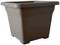 Brązowa kwadratowa doniczka z tworzywa sztucznego, odpowiednia do roślin doniczkowych i ogrodowych. Gładka faktura i możliwość sztaplowania.