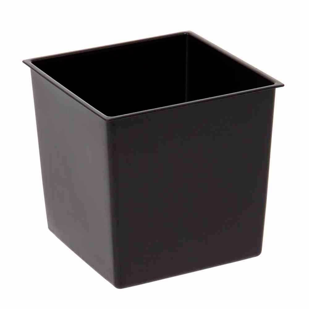 Czarny, kwadratowy doniczka z tworzywa sztucznego, stojąca na powierzchni.