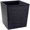 Czarny, prostokątny pojemnik o fakturowanej powierzchni.