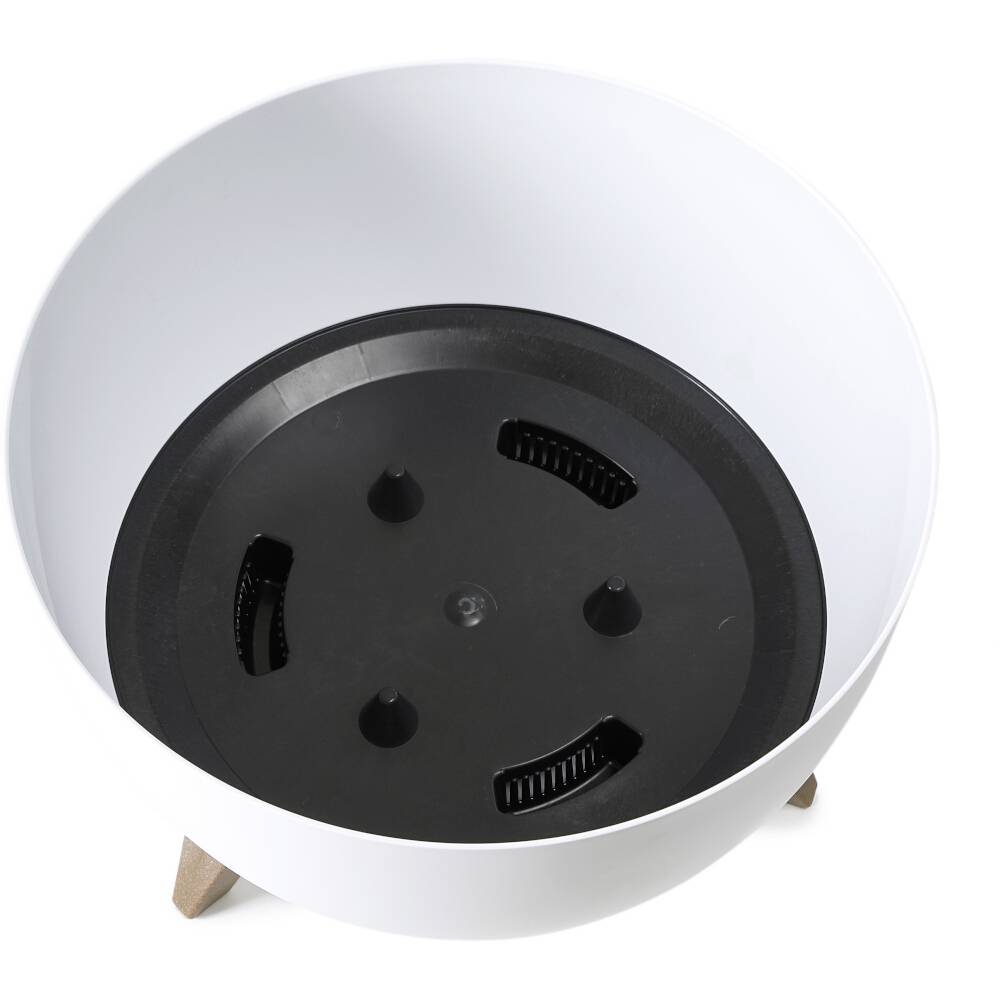 Biały, okrągły doniczka na drewnianych nóżkach z czarną, wyjmowaną wkładką wewnątrz.