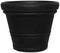 Pusty, czarny doniczka gliniana o szerokim brzegu i prostej formie, odpowiednia do roślin doniczkowych lub ogrodowych.