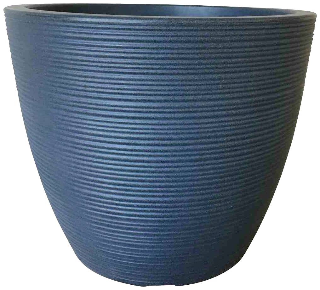 Niebieski, okrągły doniczka o żebrowanej powierzchni.