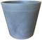 Duży, niebiesko-szary doniczka z falistym brzegiem.