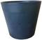 Duży, ciemny doniczka z żłobionym brzegiem, odpowiednia do użytku w ogrodzie lub na tarasie.