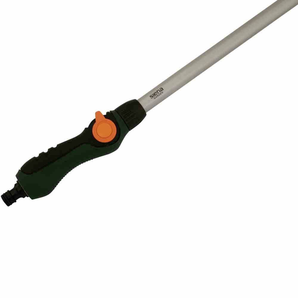 Opryskiwacz ogrodowy z długim metalowym drążkiem i uchwytem z tworzywa sztucznego, wyposażony w pomarańczowy spust do regulacji strumienia wody.