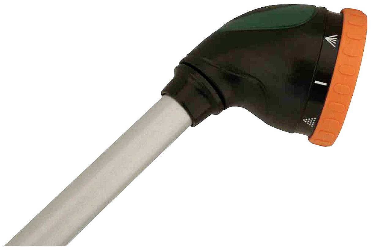 Czarny kraniec węża ogrodowego z pomarańczowym pierścieniem regulacyjnym do różnych ustawień strumienia wody.