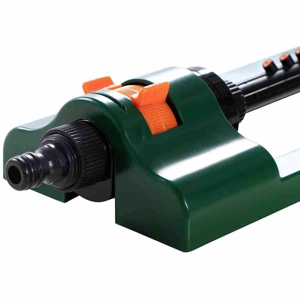 Zielony zraszacz trawnikowy z czarnymi i pomarańczowymi elementami. Posiada obrotową głowicę do kierowania strumieniem wody.