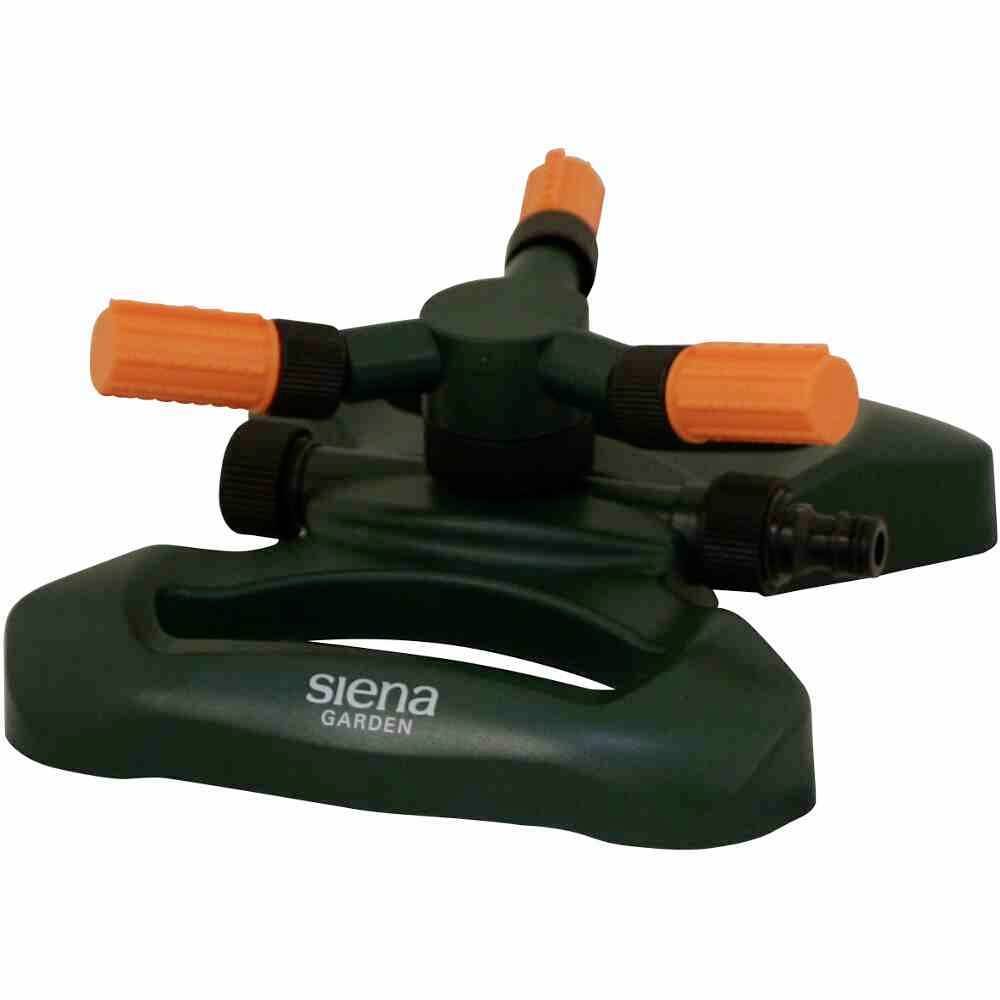 Zielony zraszacz ogrodowy z trzema obrotowymi dyszkami i pomarańczowymi końcówkami, zamocowany na stabilnej podstawie.