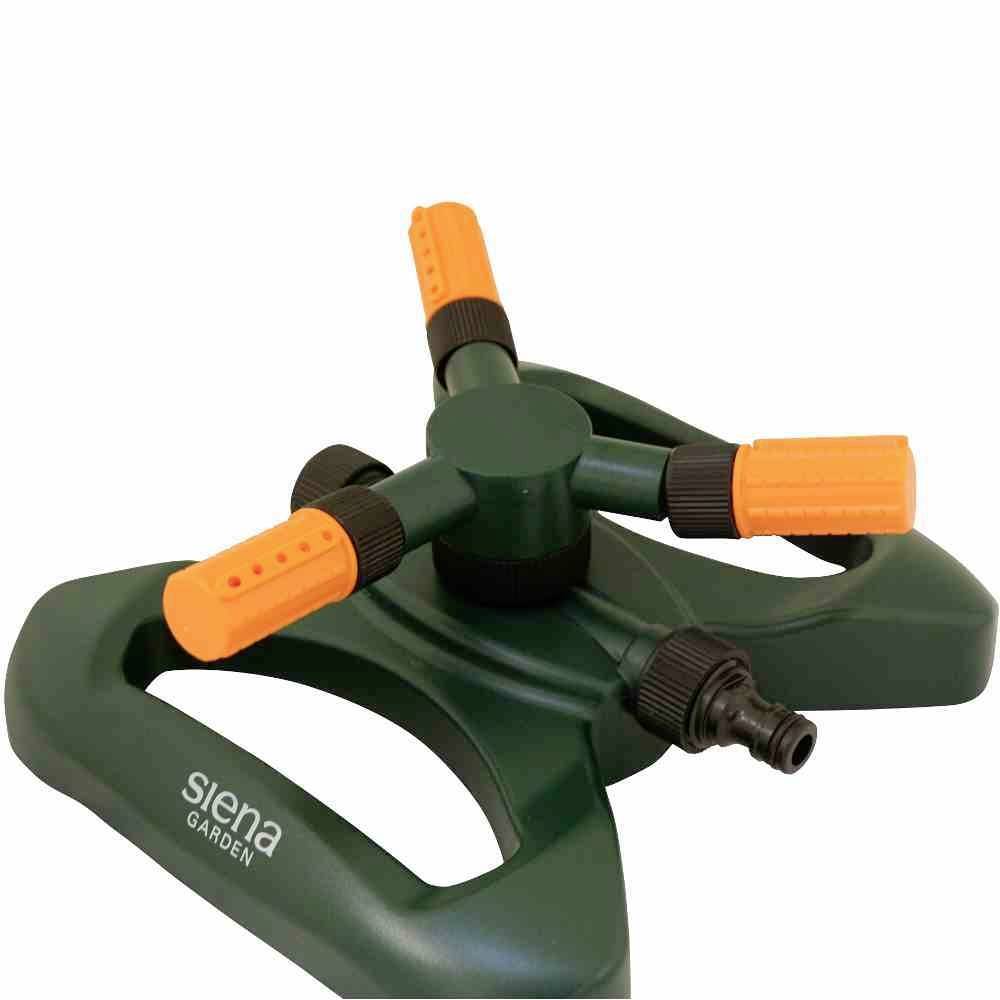 'Zielony zraszacz trawnikowy z trzema pomarańczowymi dyszami, markowy Siena Garden, przedstawiony na białym tle.'