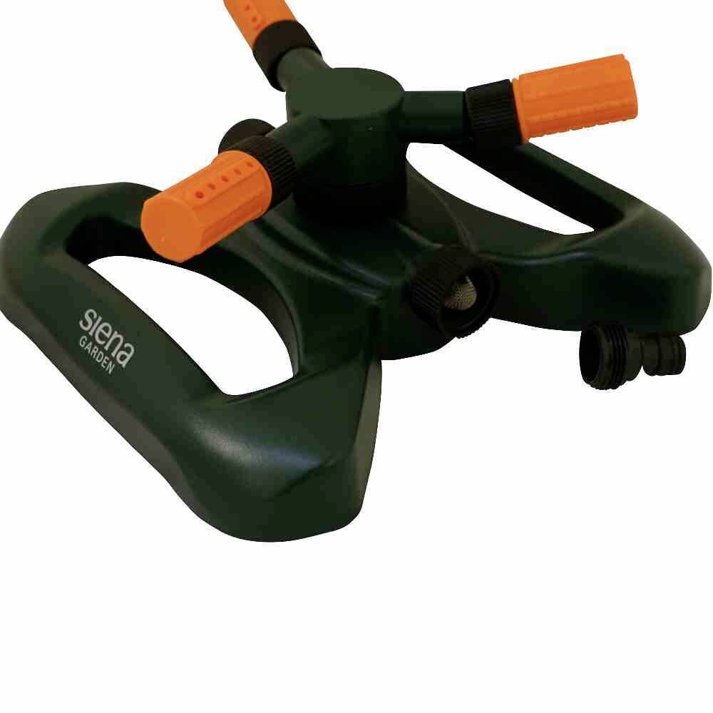 Zielony zraszacz ogrodowy z trzema pomarańczowymi ramionami dysz, przeznaczony do równomiernego nawadniania trawników.