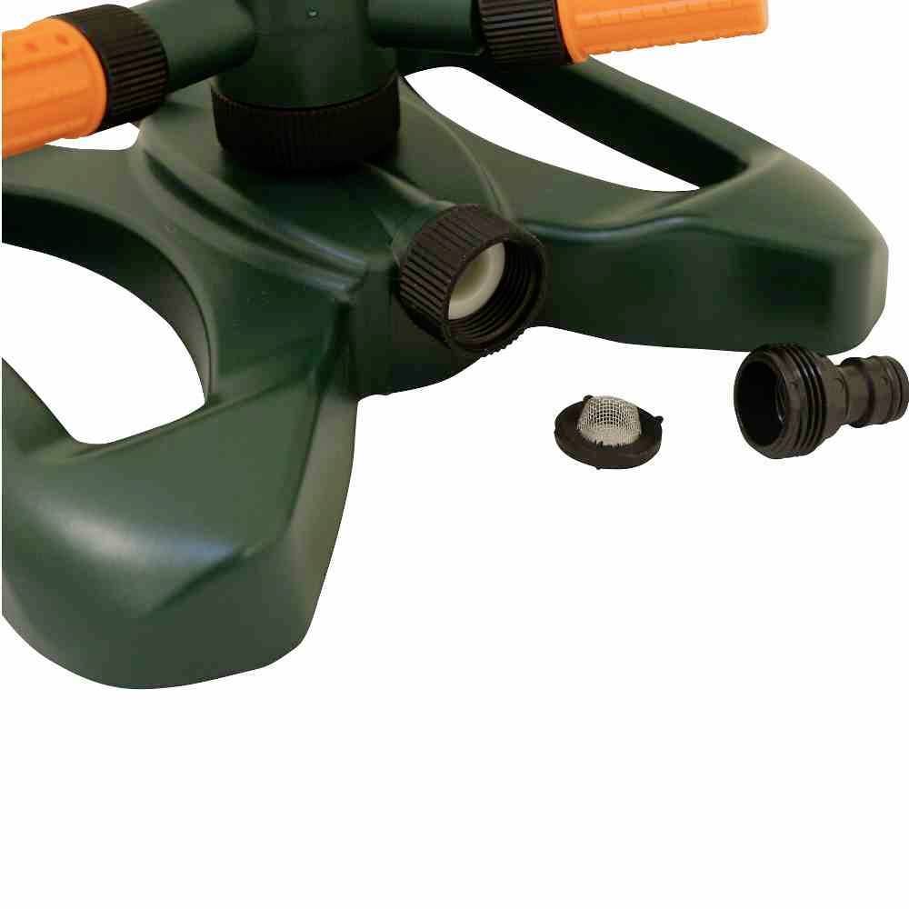 Zielony zraszacz ogrodowy z trzema obrotowymi ramionami i dwoma wymiennymi złączkami. Odpowiedni do równomiernego nawadniania.